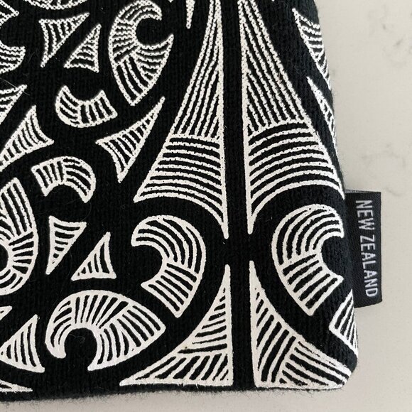 Prokiwi Intl New Zealand Tattoo Ombre Acrylic Knit Beanie Toque Blk&Wht OS NWOT - Picture 2 of 6